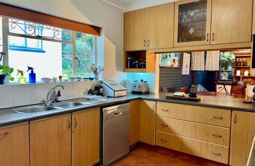 Trawal House | Family Beach Home 15-minute walk down to Camps Bay Beach-NEW LISTING!