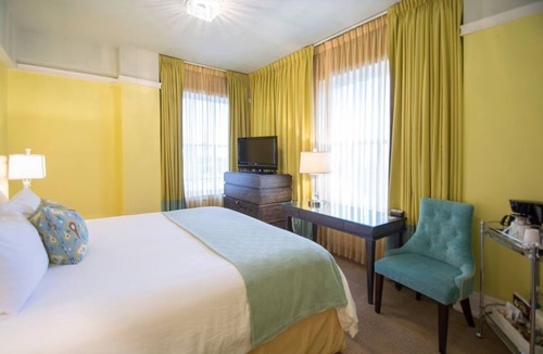 Goose Hollow Hotel | Family Friendly Getaway | Pet Friendly | Parking | 2.2 mi to Washington Park