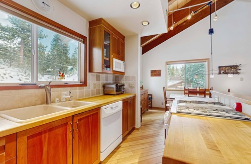Upper Kingsbury House | Family-friendly home with mountain views, pool table, & spacious deck