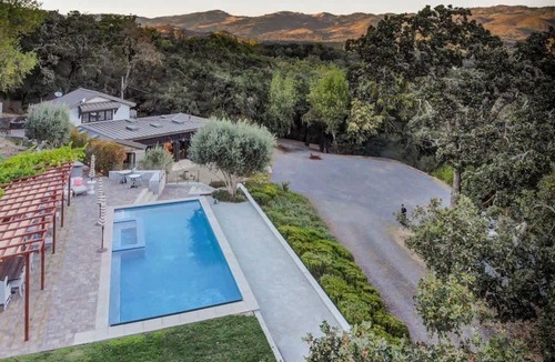 Glen Ellen House | Family Fun in Glen Ellen: Pool, Hot Tub & Pickleball!