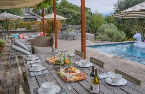 Glen Ellen House | Family Fun in Glen Ellen: Pool, Hot Tub & Pickleball!