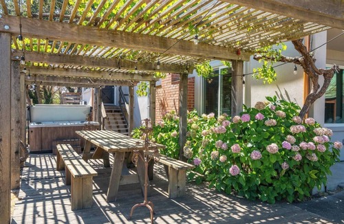 Sonoma House | Family Fun w/Spa by Standout Stays