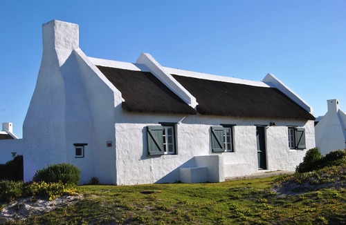 Struisbaai House | Family Tides cottage, sleeping up to 12 people situated in Langezandt