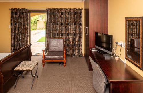 Kareeberg Bed & Breakfast | Fancy Yellow Guesthouse