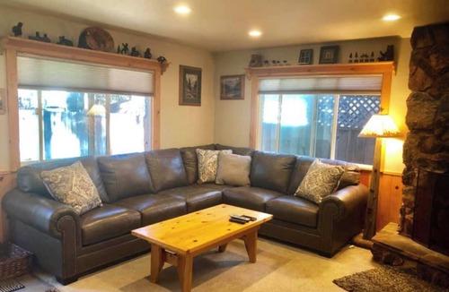 Al Tahoe Cabin | Fantastic 3-bedroom cabin with WiFi in South Lake Tahoe