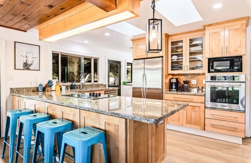 Kelseyville House | Farm Stay + Private Lake + Disk Golf + Alpacas