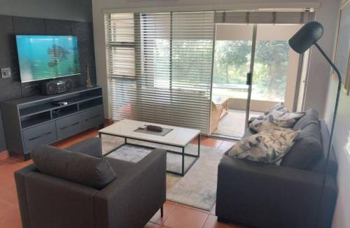 Greater Johannesburg Metropolitan Area Apartment | Fernpark Cottage, fresh & modern