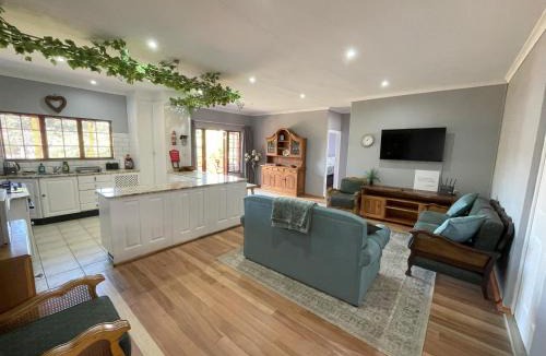 Hillcrest House | FIG TREE HOUSE Entire holiday home, self catering, 4 bedroom, 2 bathroom, deck and garden