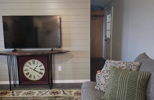 North Lakeport House | Fisherman's Paradise/Cozy Wine Country Retreat in Lakeport with Panoramic View