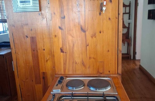 Ladybrand Apartment | Flat 1 @ 33 On Loop, Ladybrand - Cosy 2 Bedroomed, 2 Bathroom, Lounge & Kitchen.