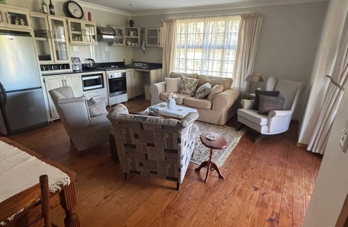 Ladybrand Apartment | Flat 4 @ 33 On Loop, Ladybrand - Cosy 2 Bedroomed, 2 Bathroom, Lounge & Kitchen.