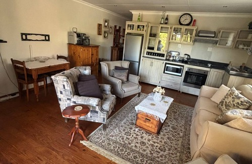 Ladybrand Apartment | Flat 4 @ 33 On Loop, Ladybrand - Cosy 2 Bedroomed, 2 Bathroom, Lounge & Kitchen.