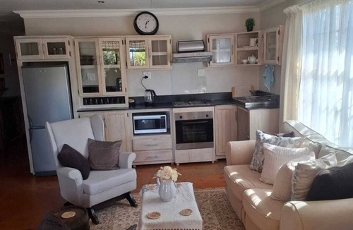 Ladybrand Apartment | Flat 4 @ 33 On Loop, Ladybrand - Cosy 2 Bedroomed, 2 Bathroom, Lounge & Kitchen.