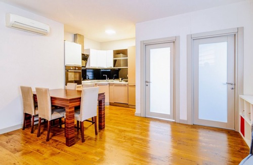 Kagithane Apartment | Flat with stylish wooden furniture 5 min to Kanyon