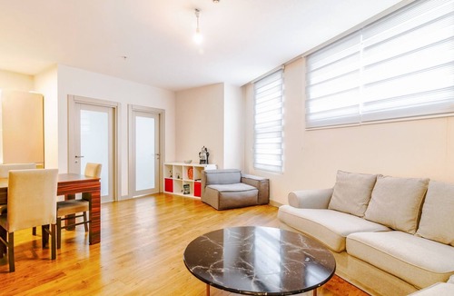 Kagithane Apartment | Flat with stylish wooden furniture 5 min to Kanyon