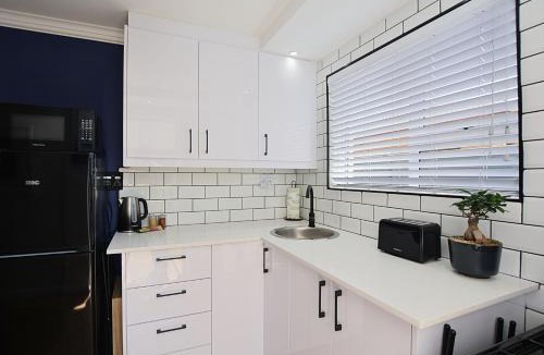 Parklands Apartment | Flatlet 2.1km from Iconic Blaauwberg Beach