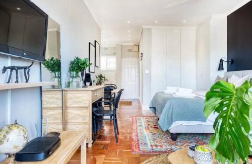Three Anchor Bay Apartment | Footsteps to Promenade +Inverter + pets
