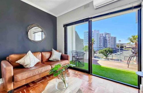 Three Anchor Bay Apartment | Footsteps to Promenade +Inverter + pets