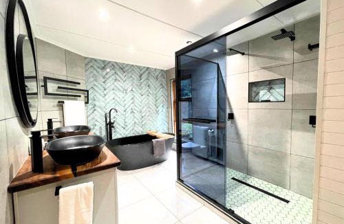 Keurboomstrand Villa | Forest Escape w Pool Jacuzzi Pizza Oven