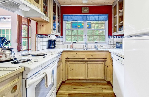 Cleone Cabin | Fort Bragg Cottage - Walk to the Beach & Bluffs