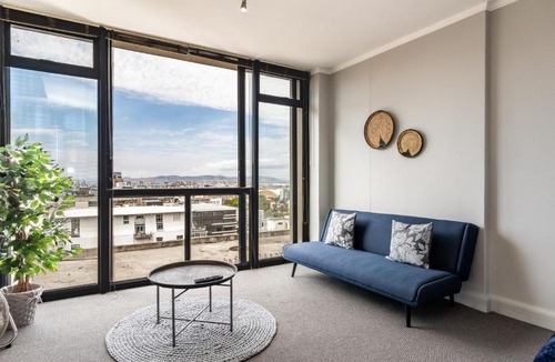Cape Town City Centre Apartment | Four Seasons City Apartment - City Views-Netflix-Parking-Gym + Pool