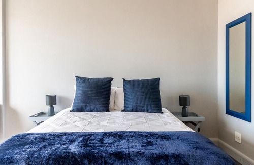 Cape Town City Centre Apartment | Four Seasons City Apartment - City Views-Netflix-Parking-Gym + Pool
