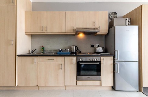 Cape Town City Centre Apartment | Four Seasons City Apartment - City Views-Netflix-Parking-Gym + Pool