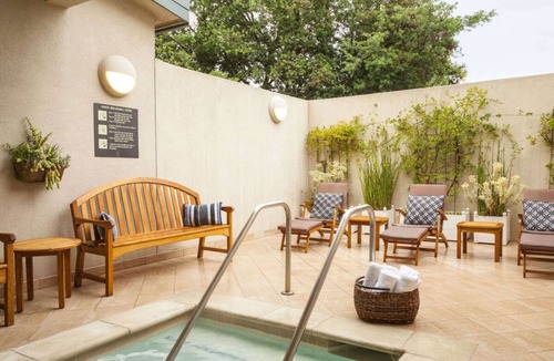 Napa House | FREE Parking! 4 Spacious Suites, Close to Darioush Winery, Onsite Golf Course!