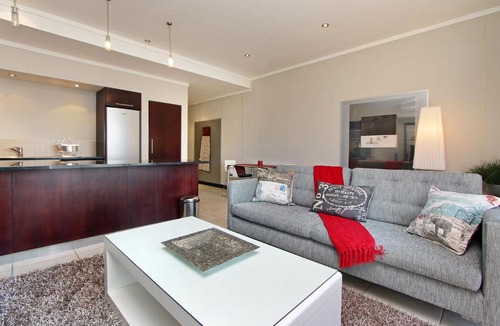 Cape Town City Centre Apartment | Full Power, long stay rates, walk to V&A Waterfront, fibre WIFI, gym & pool