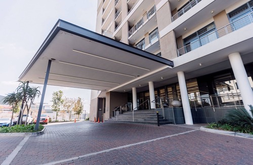 Menlyn Apartment | Fully-Equipped Modern Apartment Menlyn Maine Attractions