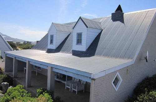 Betty's Bay House | FULLY EQUIPPED SEA FRONT HOLIDAY HOUSE nGround floornFireplace, Braai area