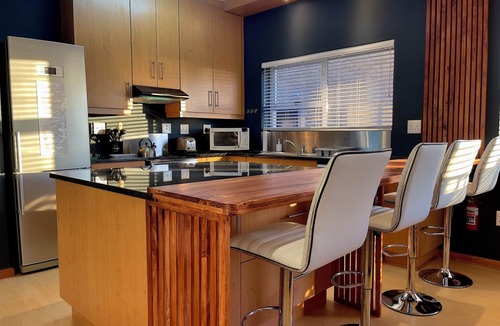 De Kelders Apartment | Fully equipped self-catering apartment steps away from ocean.