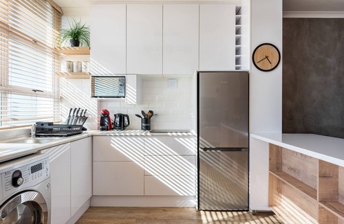 Three Anchor Bay Apartment | Fully Kitted Bachelor Apartment With Sea Views