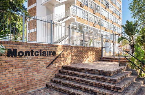 Three Anchor Bay Apartment | Fully Kitted Bachelor Apartment With Sea Views