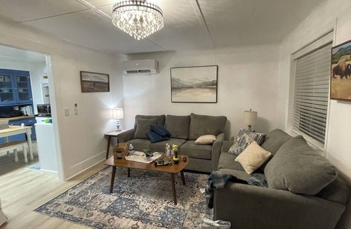 Mc Gill House | Fun & Charming 3-bed, 2-bath house with WiFi, AC and deck in delightful McGill