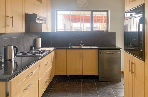 Fish Hoek House | Fuss-Free Family home | Pool & Fireplace