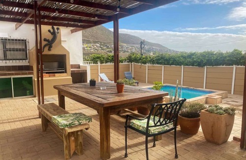 Fish Hoek House | Fuss-Free Family home | Pool & Fireplace