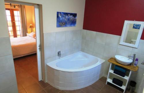 Gansbaai Apartment | Gansbaai Central Accommodation Sleeps 2 adults and 2 kids under 10 years