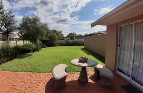 Fichardt Park Apartment | Gathering Guesthouse - Aloe room