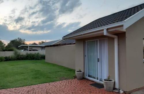 Fichardt Park Apartment | Gathering Guesthouse - Aloe room