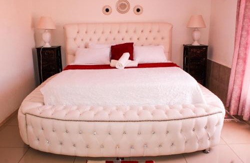 Taung Station Bed & Breakfast | Godmill City Guesthouse Taung