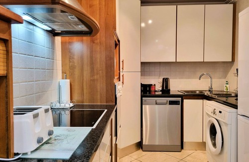 Strand Apartment | 'Goldwater on Beach', Stunning 3 bedroom apartment opposite the Beach