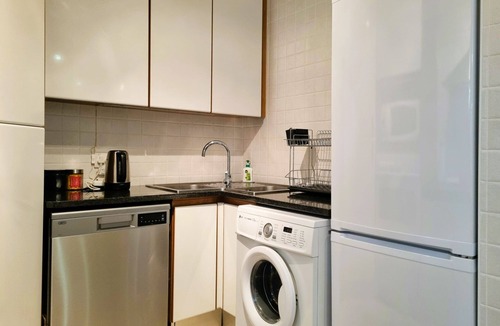 Strand Apartment | 'Goldwater on Beach', Stunning 3 bedroom apartment opposite the Beach