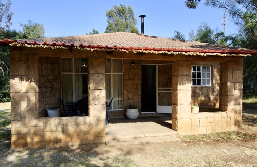 De Deur Cottage | Golfview Lodge, secure country cottage on private estate .