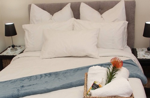 Goodwood Apartment | Goodwood Oasis - 5mins to GrandWest / free parking/ free Wi-Fi