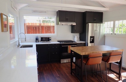 Greenbrae Cottage | Gorgeous 2Bd + Loft with Deck and Gardens. Soaring 20 ft ceilings, huge windows!