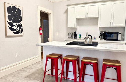 Uptown Oakland Apartment | Gorgeous 3 Bedroom Flat in Oakland - Walk to BART & BUS. Mins to SF & Berkeley