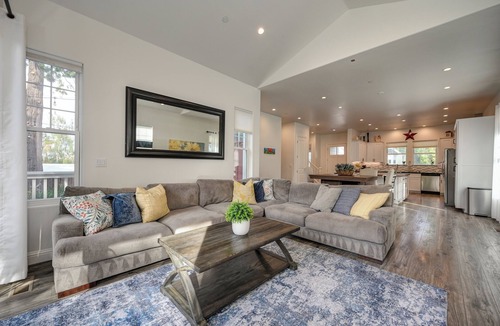 Folsom House | Gorgeous 4-bedroom house steps to Historic Folsom's Sutter Street & Lake Natoma