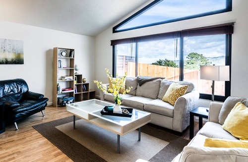 Serramonte House | Gorgeous Bay Views Close to SFO and San Francisco (pet-friendly!)