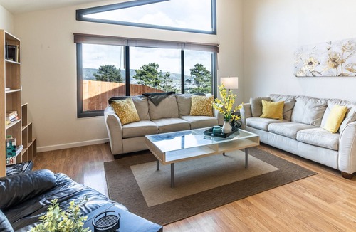 Serramonte House | Gorgeous Bay Views Close to SFO and San Francisco (pet-friendly!)
